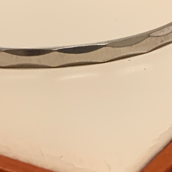VINTAGE MONET Narrow Silver Bangle with Hammered Edge 1980s - Picture 4 of 4